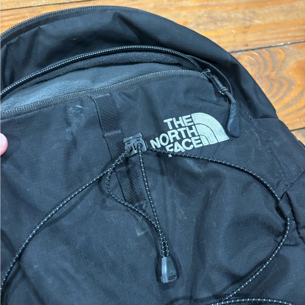 (979)*NORTH FACE BLACK BACKPACK* - Picture 2 of 11